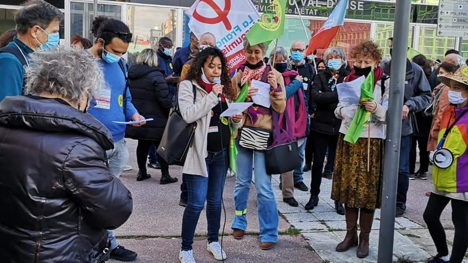 Berthe05229859's tweet photo. Ce matin à la préfecture de Cergy au côté du Collectif pour le Triangle de Gonesse pour la défense des terres agricoles !
Contre la gare en plein champ et pour le projet #CARMA ! ✊
@vpecresse veut bétonner des terres agricoles indispensables à notre avenir.
#CPTG #FI #PG95 https://t.co/Lo3qVTaq3Q