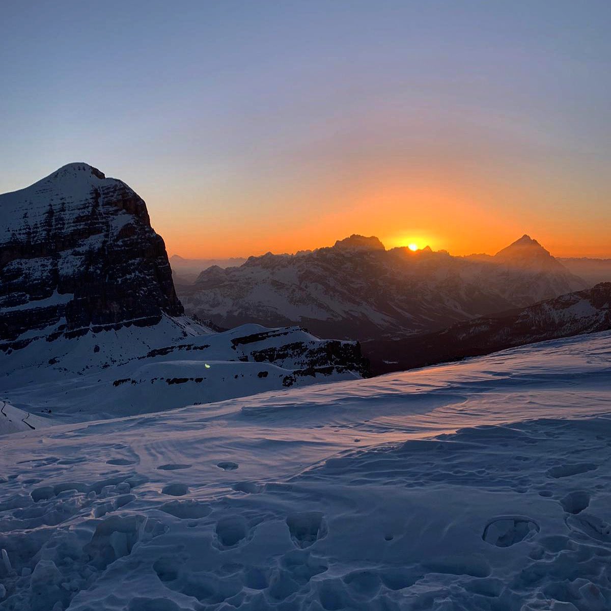 Good morning from the Dolomites!
Rifugio Lagazuoi, 2752 m
#rifugiolagazuoi
#sunrise #dolomitemountains #italy