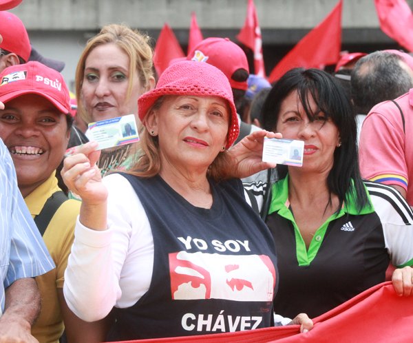A través del <a href="/CarnetDLaPatria/">Carnet de la patria</a> buscamos mejorar todo el sistema de articulación, para garantizar cada vez mayor atención a cada comunidad, fortaleciendo la comunicación directa con cada jefa y jefe de familia. 

carnet de la patria <a href="/NicolasMaduro/">Nicolás Maduro</a>

#PatriotasEnUnidad