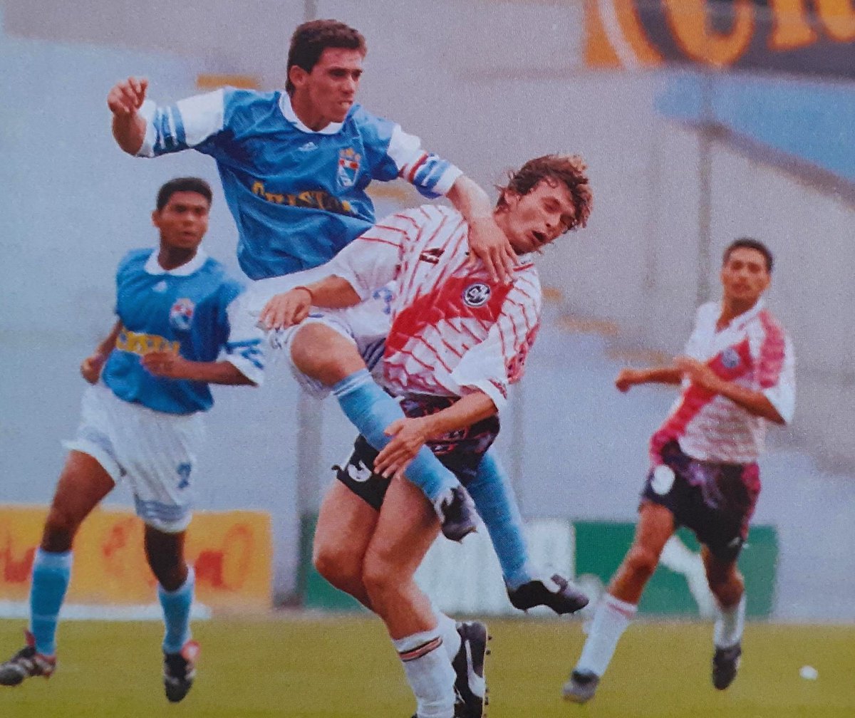 [27.02.1999] @Conejal3 Miguel Rebosio le gana en el salto a Steve Bustamante la tarde en que @ClubSCristal venció 2-0 a @CCDMunicipal con doblete de Andrés Mendoza.

#SportingCristal #DeportivoMunicipal #Descentralizado