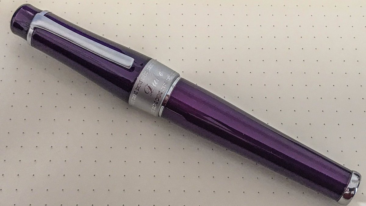 arq_pen's tweet photo. Hoy os dejamos esta magnífica #Duke 2009 #CharlieChaplin en color violeta

La estilográfica simula la forma del bastón del personaje Charlot con bonitas inscripciones en el capuchón del iconico zapato y sombrero. 

#FountainPen #Estilografica https://t.co/aUj8jTltB2