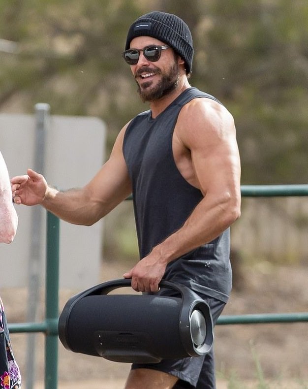 thecelebdaddy's tweet photo. Zac Efrons arms 🤤 https://t.co/Hfvk4Hfgv7