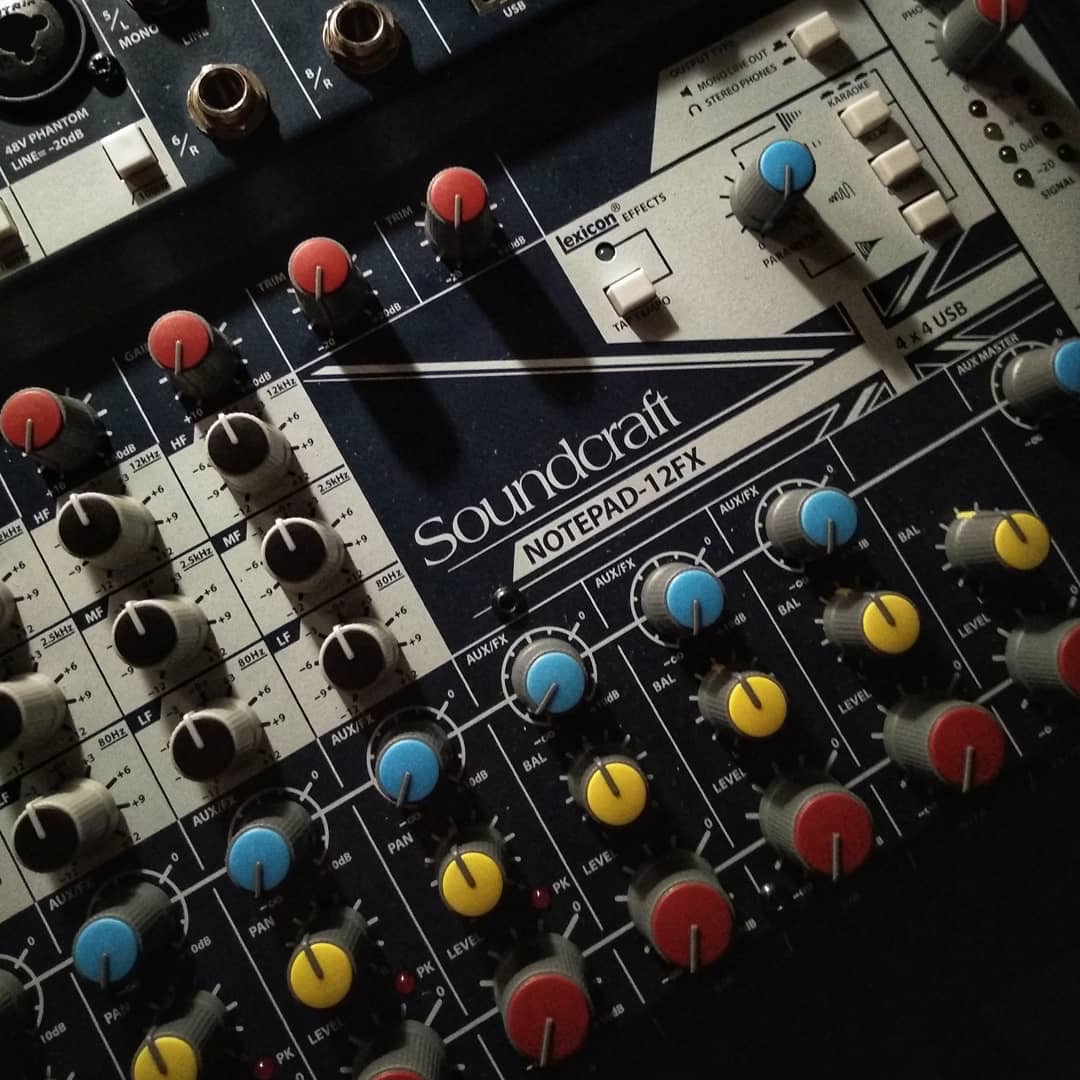Perfect for musicians, podcasters, gamers and more, the #Soundcraft #Notepad12 FX mixer and USB audio interface makes it easy to sound like a pro! Thanks for sharing, IG user karatova.k! Enhance your setup with Notepad-12FX: bddy.me/3swoz9C #SoundcraftingAtHome