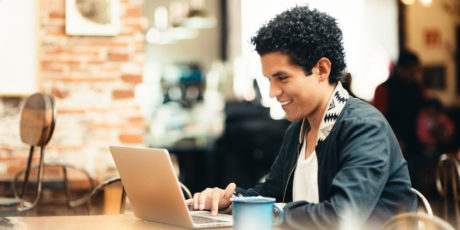 Profissionais de marketing transformaram os eventos em virtualidade, estão criando um novo desconhecido. O que é melhor? Pré-gravar um evento antes de transmiti-lo ou ir 100% ao vivo? @camilalopes1986 conta sua perspectiva neste, seu mais recente blog: https://t.co/kr9N3CWTsk https://t.co/mfXHWaWmik