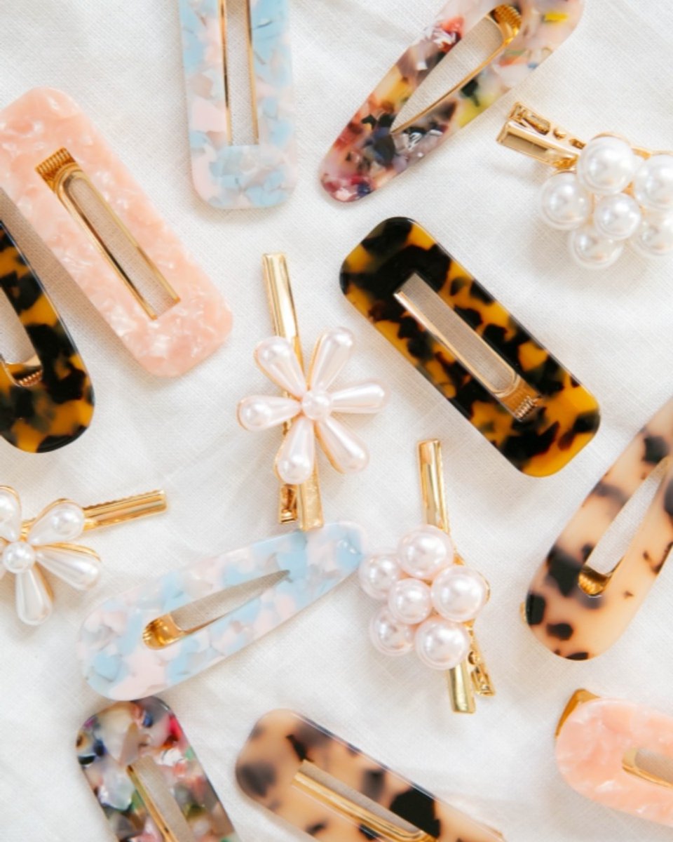 snapwire's tweet photo. We love a good detail shot - pearls & pins captured by #SWCreator Deidre Schlabs. π± https://t.co/BtYkN2cG8v