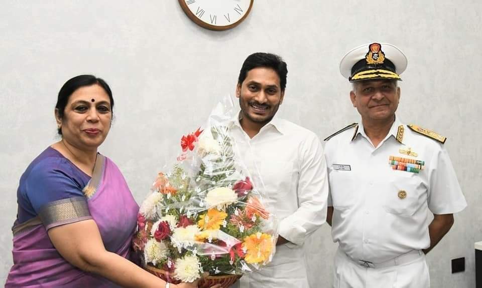 KandipilliSrid3's tweet photo. గ‌వ‌ర్న‌ర్‌, సీఎంను క‌లిసిన తూర్పు నావికాద‌ళ ప్లాగ్ ఆఫీస‌ర్‌
అమ‌రావ‌తి,: తూర్పు నావికా దళం ఫ్లాగ్ ‌ఆఫీసర్‌ కమాండింగ్‌ ఇన్‌ చీఫ్, వైస్‌ ఆడ్మిరల్‌ అతుల్‌కుమార్‌ జైన్‌, దేవినా జైన్‌ దంపతులు శుక్ర‌వారం రాజ్‌భ‌వ‌న్‌లో గ‌వ‌ర్న‌ర్ దంప‌తుల‌ను మ‌ర్యాద‌పూర్వంగా క‌లిశారు. https://t.co/9meMFtepWP