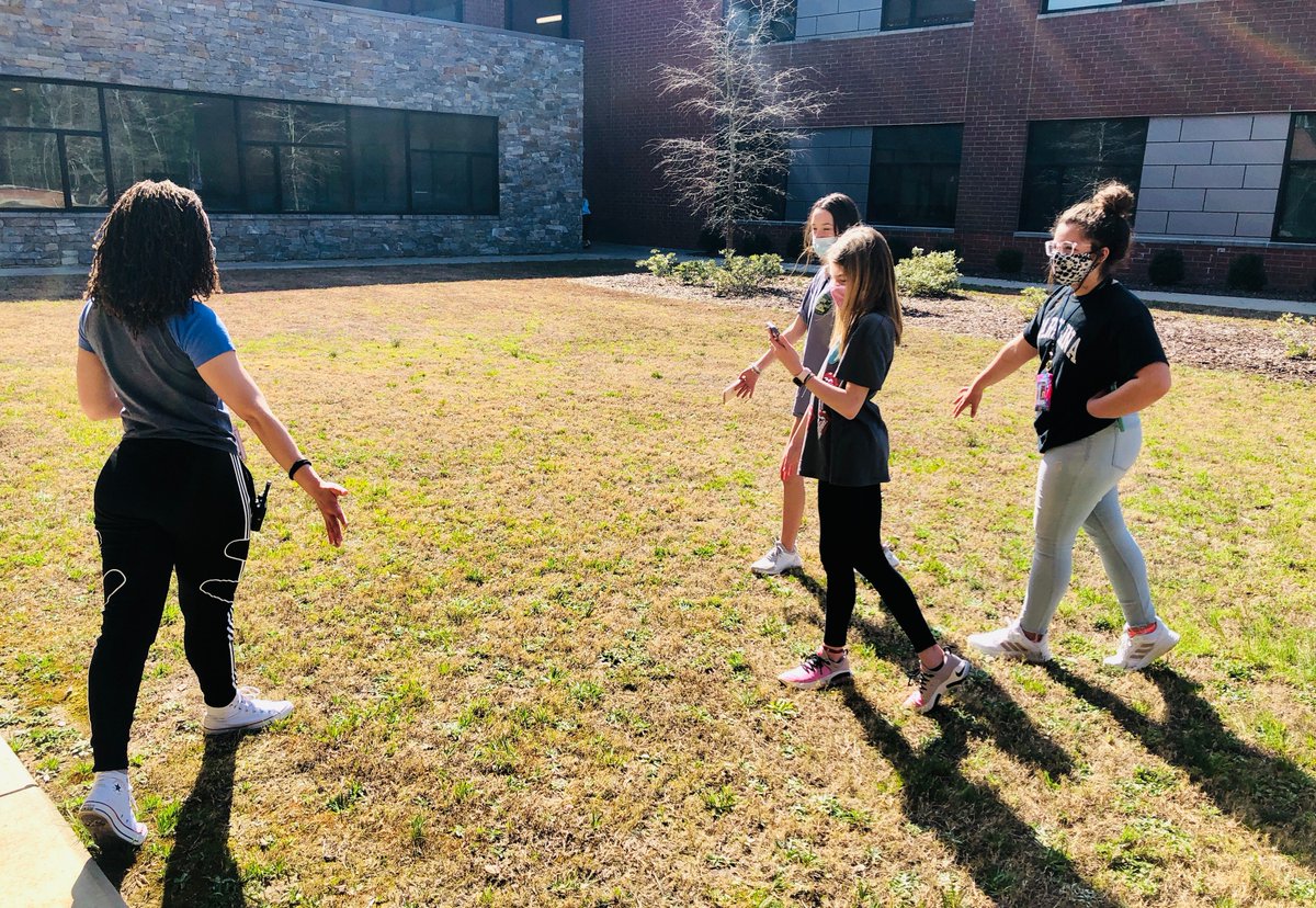 ChapinMiddle's tweet photo. So many classes got out and enjoyed the beautiful sunshine this week!! ☀️☀️☀️ #shineyourlight #onehappyschool #LexRich5Schools #Pridein5 https://t.co/wYq6BUCqQz