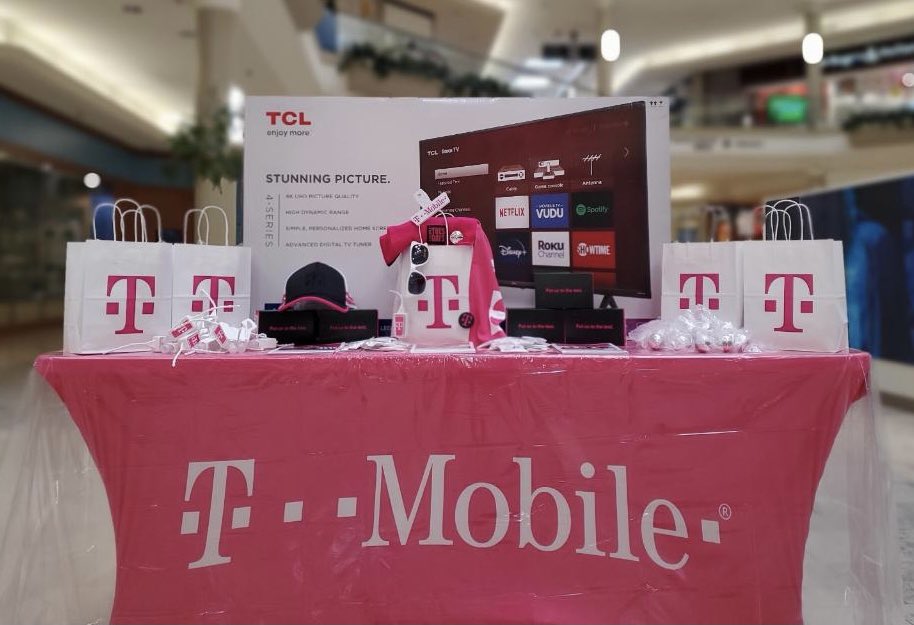 Wanna win a TV or pick up some sweet #TMobileSwag?! Come see @minnsae810 and #TwitterlessAmber at #CrossroadsMall in #Portage! The deals are 🔥so come say hi and let us hook you up! #STR #TruckLife #BeepBeep 🚚💨