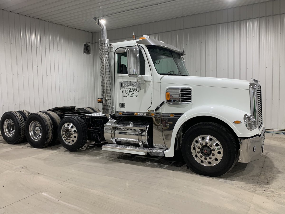 For sale!! Retweet’s appreciated. 2017 Freightliner Coronado. Glider built by Harrisons’s in Waterloo IA. 12.7 60 series Detroit. 500 HP. 1650 tq.  3.55 rears. 13 speed. 230 WB. 12,000 front, 40,000 rears. Clean truck. Asking $87,000.