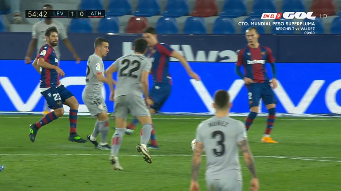ArchivoVAR's tweet photo. 📺 El VAR premió con pena máxima un piscinazo de Álex Berenguer. 

Vukčević amaga con dar una patada al jugador del Athletic Club pero retira la pierna antes del contacto.

Cordero Vega, en el VAR, revisó la acción y confirmó el penalti. ❌ https://t.co/tqagFWNHYi