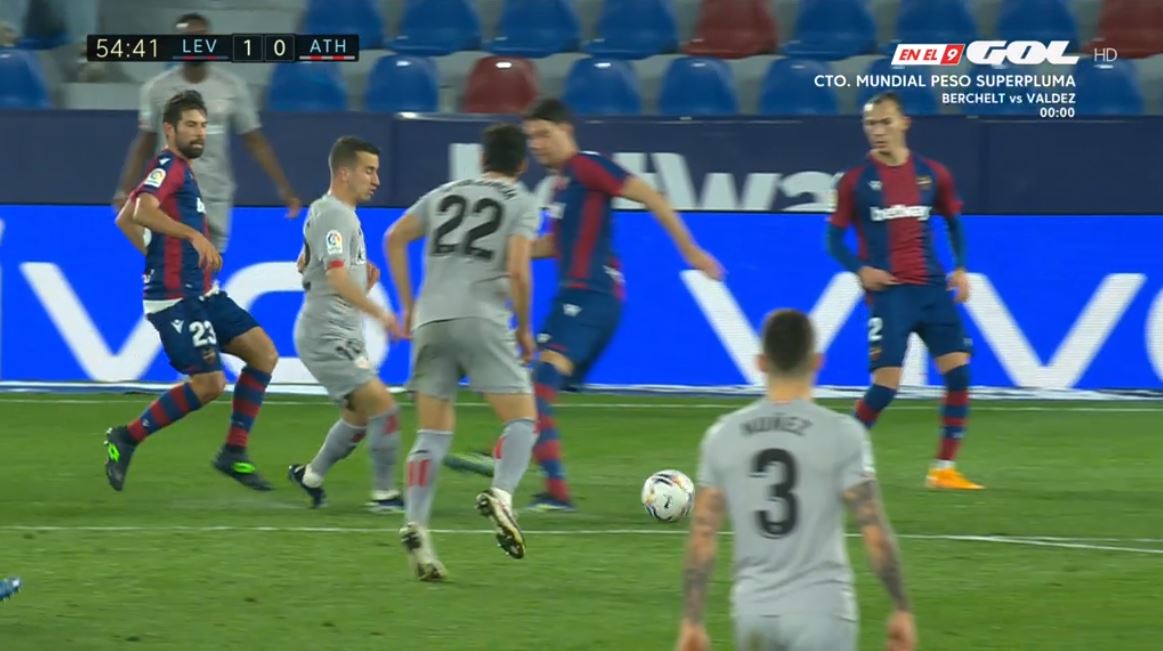ArchivoVAR's tweet photo. 📺 El VAR premió con pena máxima un piscinazo de Álex Berenguer. 

Vukčević amaga con dar una patada al jugador del Athletic Club pero retira la pierna antes del contacto.

Cordero Vega, en el VAR, revisó la acción y confirmó el penalti. ❌ https://t.co/tqagFWNHYi