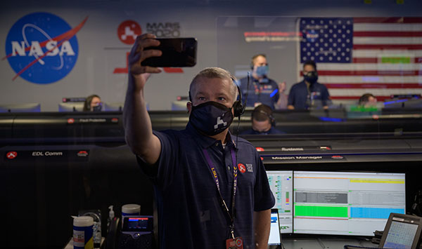 lsuscience's tweet photo. 🎙  Listen in as @LSUphysastro alumnus Keith Comeaux talks to @talk1073's @brianhaldane about the successful Mars Perseverance landing, what the team is looking to find, and how he got to where he is today. 
https://t.co/776a8lBV3V

#LSUScienceAlumni @AlumniLSU https://t.co/qwZhQwrf3j