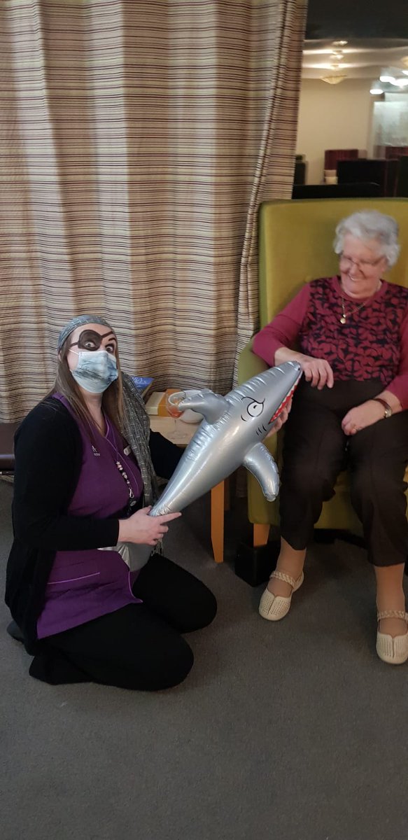 TownendCloseAH's tweet image. Pirates/ treasure Island evening with, our lovely residents. #Games #Music #Drinks #Havingfun ☠🦜💰