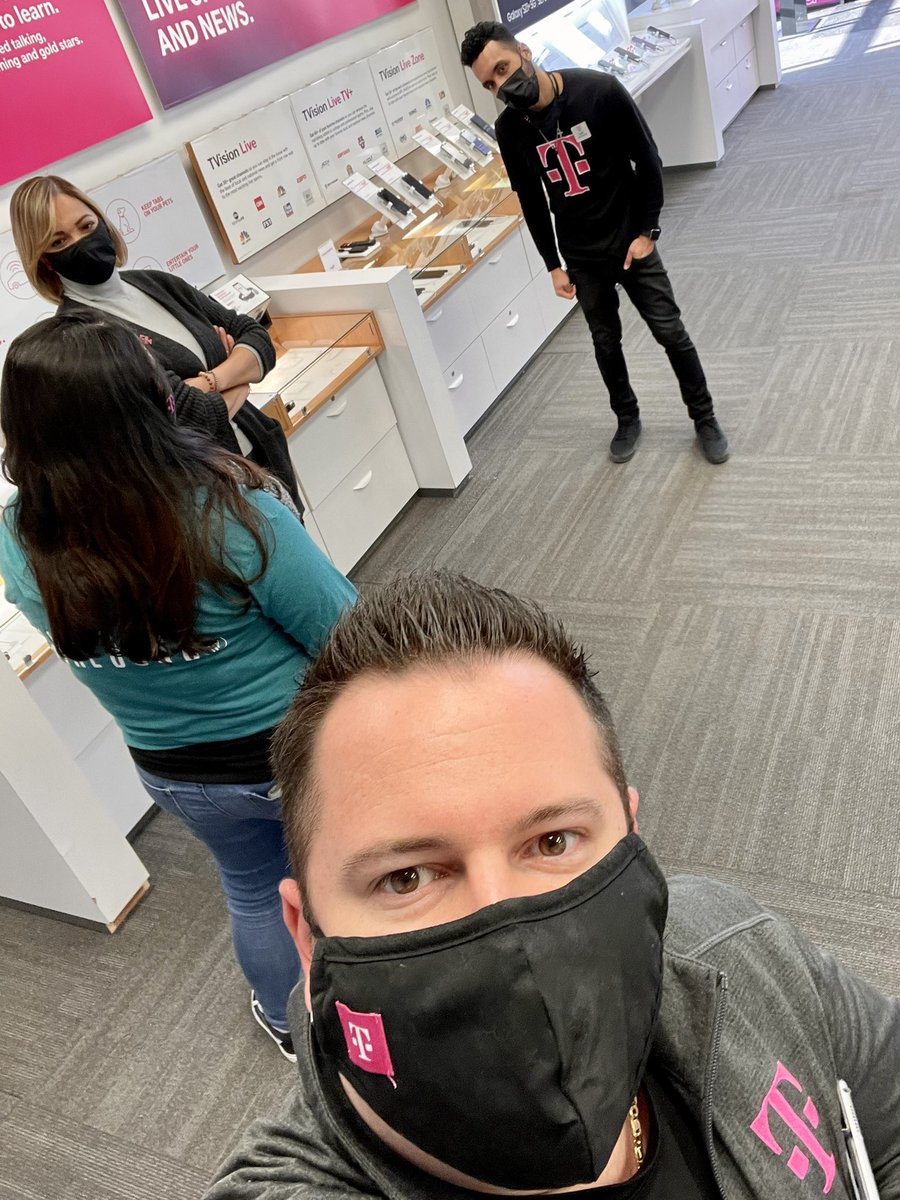 DOrtale1's tweet photo. @mariajimenezz4 commanding greatness!! Great time visiting Luis, @AmyRamirezWV and @WirelessVision!! #MagentaMaxIsLife #ALLIN #MOBLife #TPRChicago https://t.co/uKqSOsId0V
