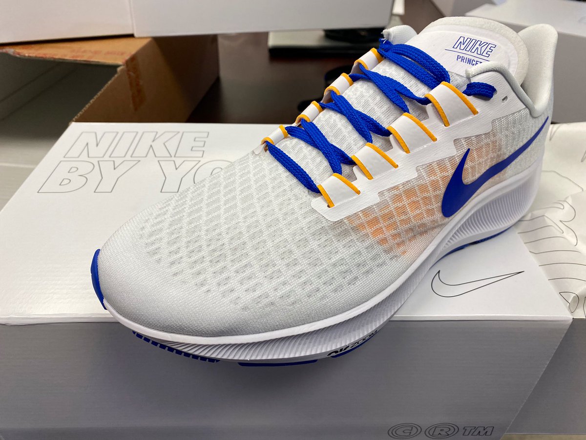 Coach_JWheeler's tweet photo. S/O to Coach Gaster and Mrs. Sherri with the hookup today! #LookGoodCoachGood #TeamNike #NikeID #GoDawgs🦴 https://t.co/lcHEW8LMM1