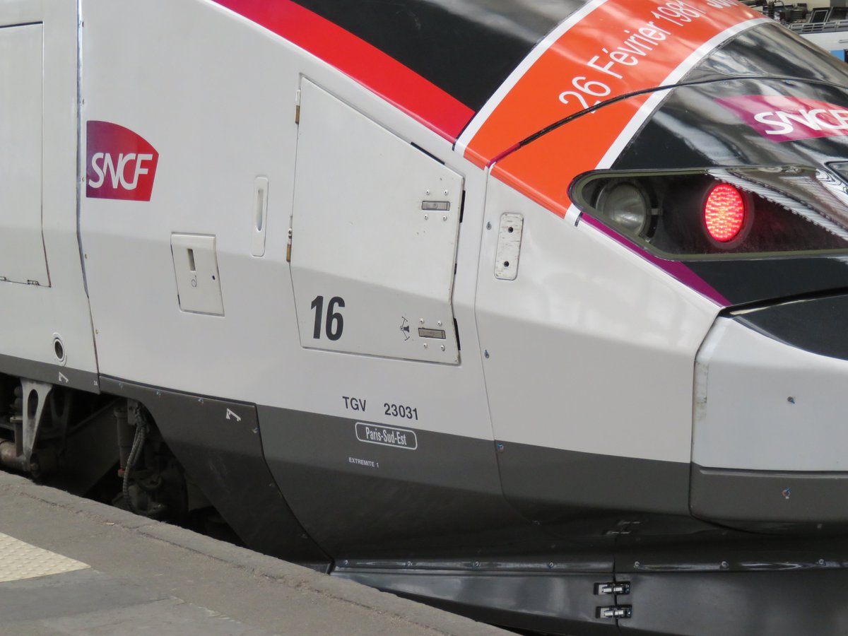 sukkoria's tweet photo. La #rame16 croisée à Paris - Gare de Lyon pour les #40ansTGV compte désormais quelques photos de plus sur @WikiCommons -> https://t.co/KoDlw7WU2s https://t.co/y1swqKfg3x