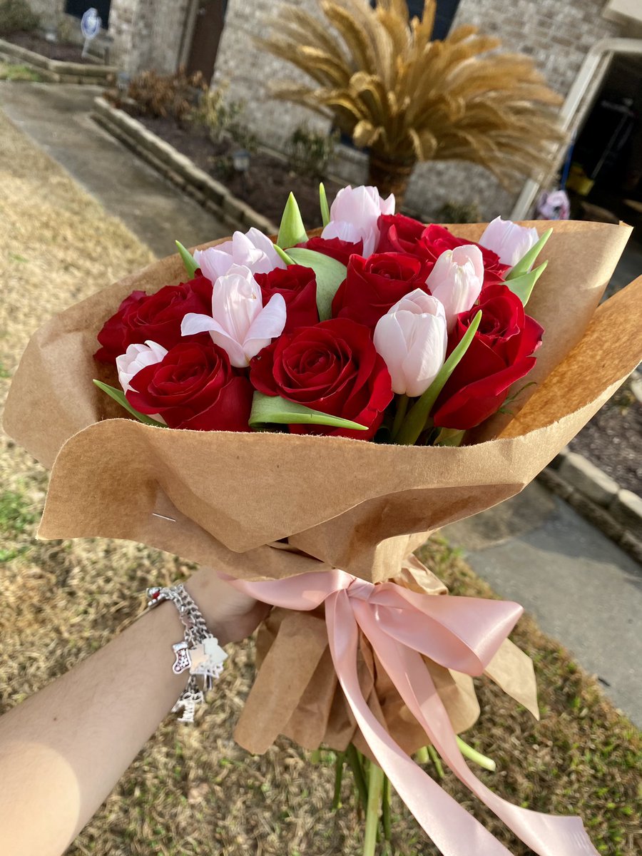 julieeepenaa's tweet image. perfect spring duo 🌷 😍