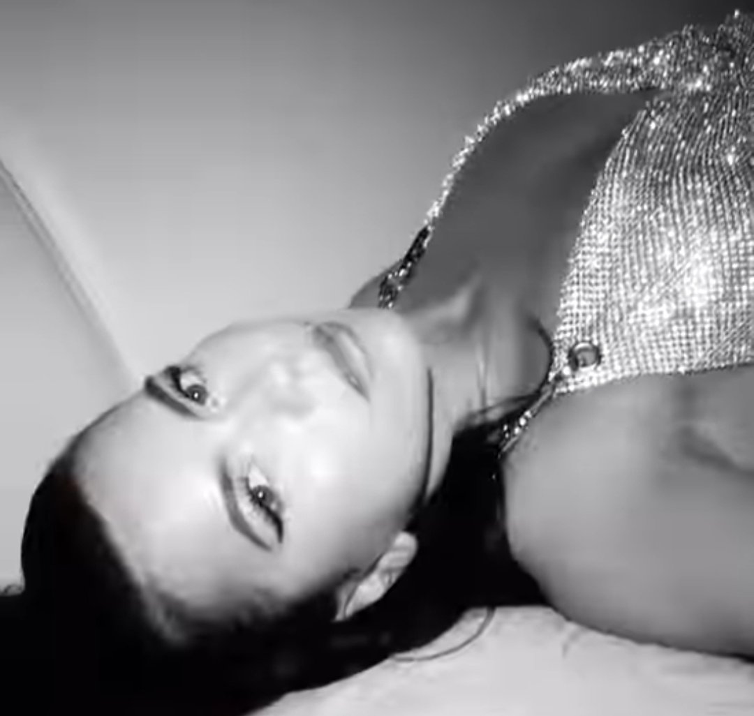 ROchartstats's tweet image. Airplay 100 - Feb 21, 21 🇷🇴

1 (+7) Love Not War @jasonderulo *1w*
3 (+1) Regardless @raye
9 (+7) Fever @DUALIPA
15 (+2) GLM @shakira
40 (+22) Save Your Tears @theweeknd
72 (+18) Parte din tine @IsRoxen
87 (+9) Lo Vas a Olvidar @billieeilish @rosalia
89 (N) Flashbacks @inna_ro