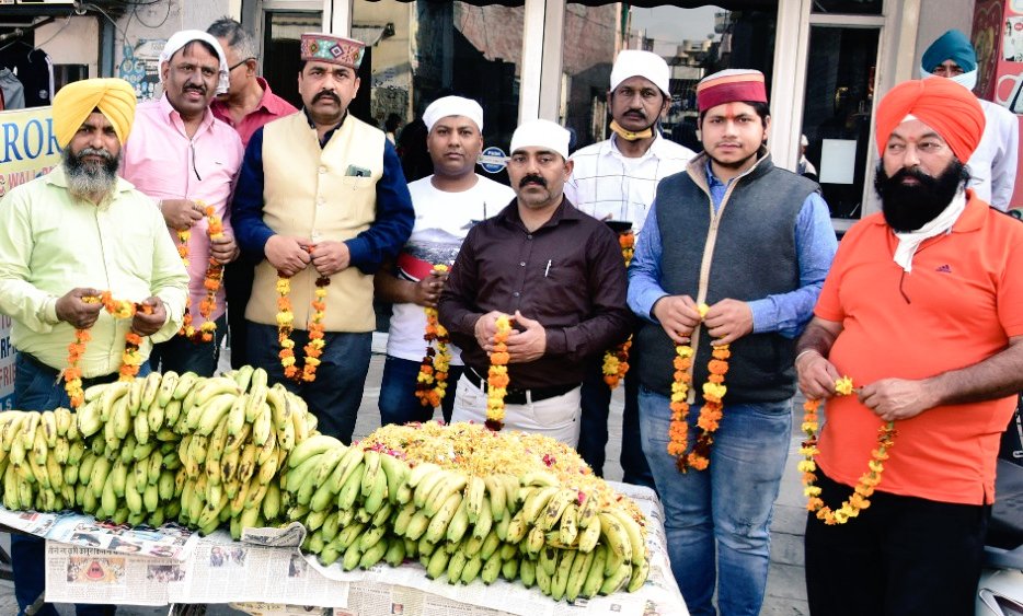 BobinSharma3's tweet photo. लम्मां पिंड से निकली श्री गुरु रविदास महाराज जी के 644 वे जन्मदिवस के उपलक्ष्य में शोभायात्रा का पंडित दीनदयाल उपाध्याय स्मृति मंच के कायकर्ताओ ने पुष्प वर्षा और लंगर लगाकर किया जोरदार स्वागत। https://t.co/7WaALQW8Lh