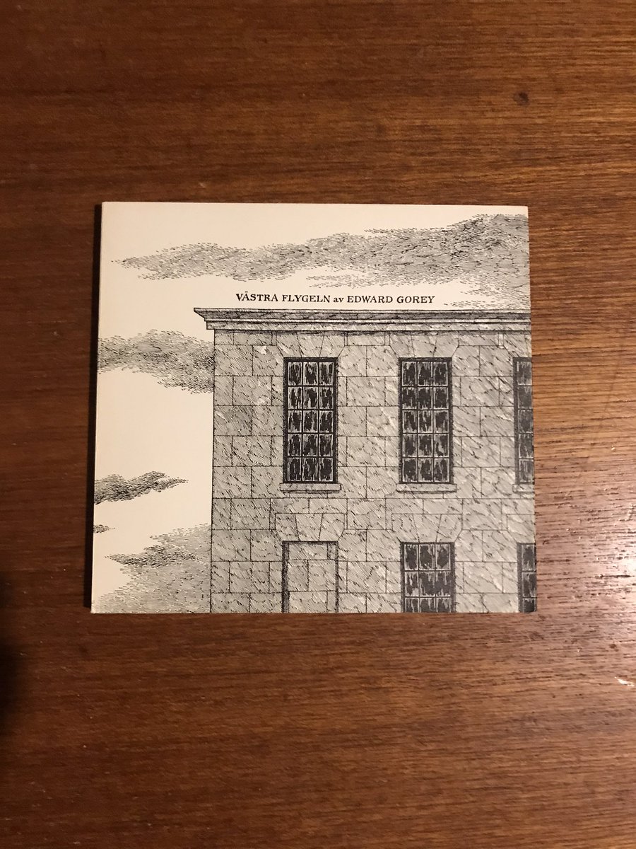 udda_boktips's tweet photo. Ibland kan designen av en bok vara tillräckligt för att man vill äga den. #edwardgorey #giftskåpet #bocaveforsbokförlag #boktips #uddaboktips https://t.co/K7p7MFBhnP
