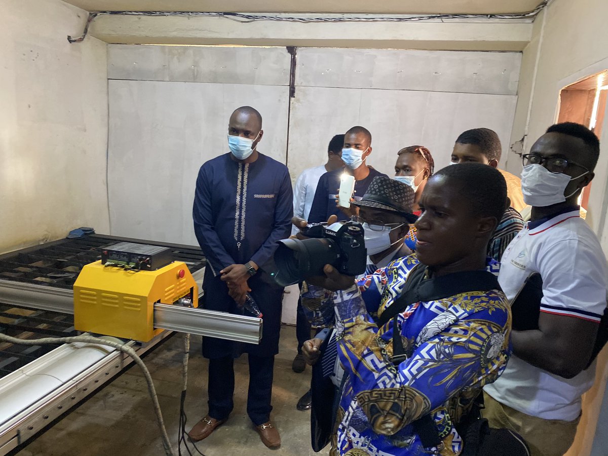 JatrophaO's tweet photo. Présentation du Fablab aux partenaires, par Mahmoud Barry (Responsable du Fablab) 
#Cocktail
#jatrophaEvent
@baba2aoudy @PNUDGuinee @BSTPGN @AmbaFrGuinee @enabelenguinee @OIMGuinee https://t.co/Xtyu5FUBGL