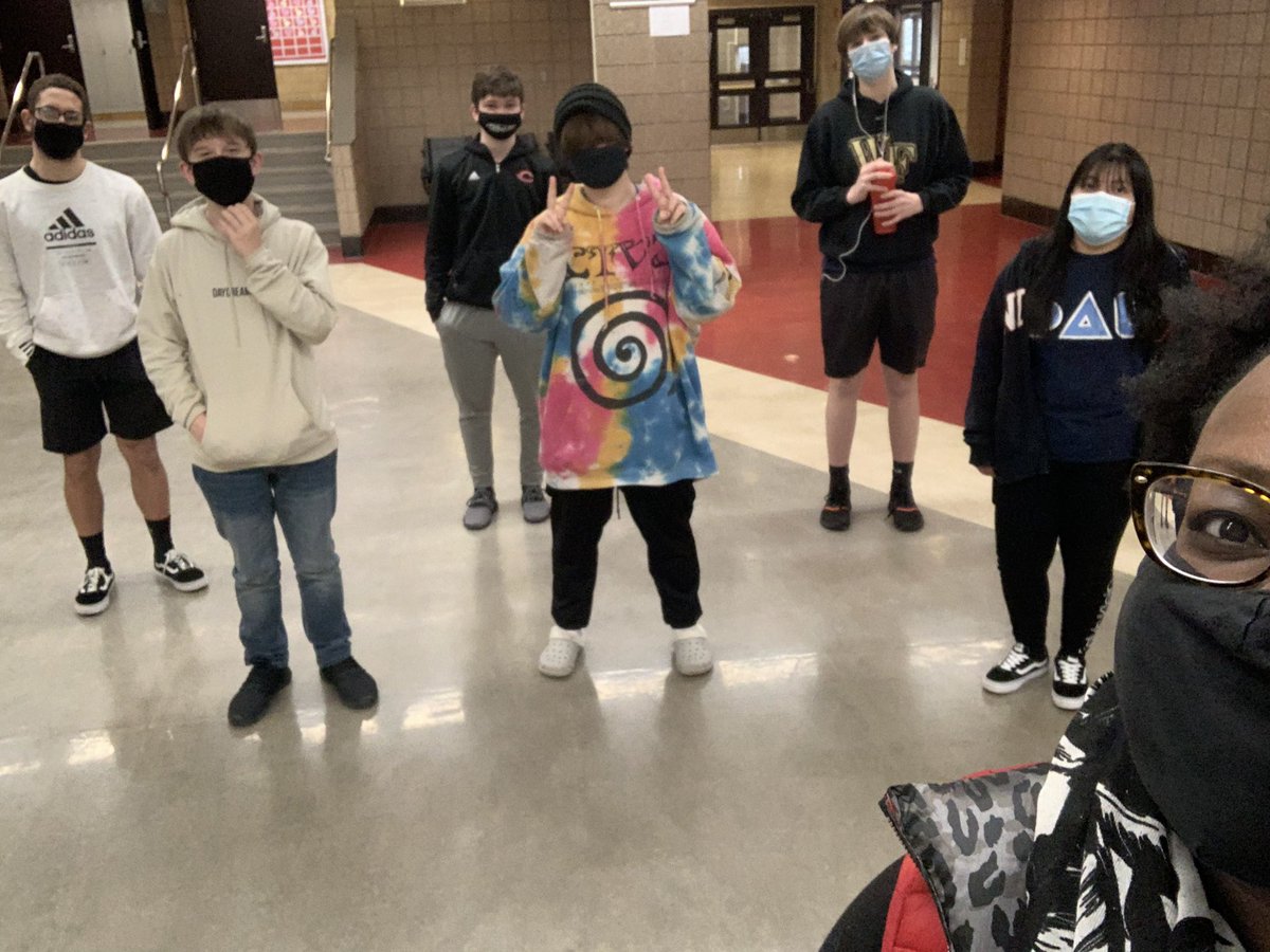 LUJ_ENG's tweet photo. I’m going to miss this class! Not pictured: the synchronous peeps. ☺️#speechclass #2ndtrimester #thatsawrap 👋🏾👋🏾 #dhhs https://t.co/VwXKayHzGU