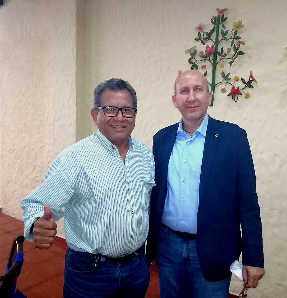 OscarSPachecoP's tweet photo. 🏁 | Al finalizar la Campaña Electoral, el Equipo de Análisis,  nos reunimos con mi amigo, Dr @JaviSiman, haciendo valoraciones hacia el futuro para nuestro partido y el país 🇸🇻 

#VamosconPacheco #Enel2021porel21 #LosUltimosSeránLosPrimeros https://t.co/fCSSl6FPzK