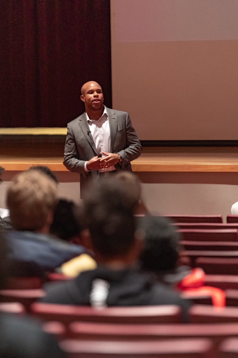 OhioStateFB's tweet photo. Thank you @yunggriffsays for speaking to the team about best financial practices!

#RealLifeWednesdays #GoBuckeyes https://t.co/GxqIgHHVgG