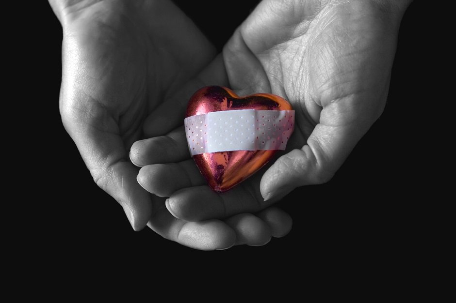 لا تحزن إذا جاءك سهم قاتل من أقرب النّاس إلى قلبك فسوف تجد من ينزع السّهم ويعيد لك الحياة و الابتسامة.