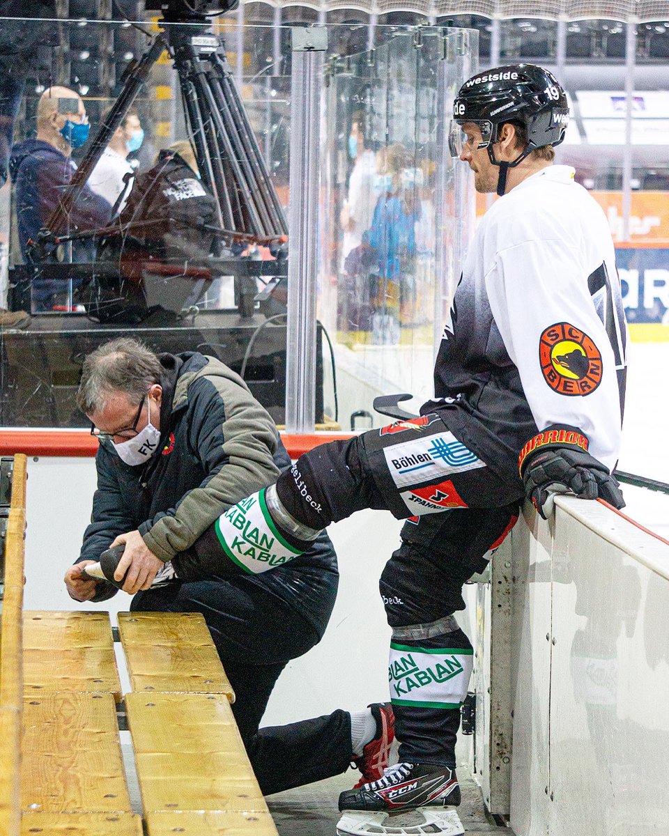 scbern_news's tweet photo. Warm-Up 🔥 in der PostFinance Arena. #SCBern #SCBEVZ https://t.co/8kyYqxh4SI