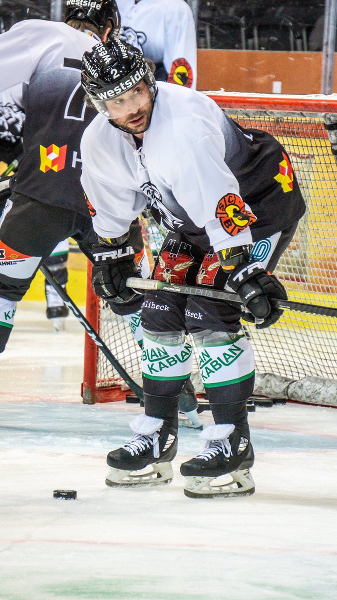 scbern_news's tweet photo. Warm-Up 🔥 in der PostFinance Arena. #SCBern #SCBEVZ https://t.co/8kyYqxh4SI