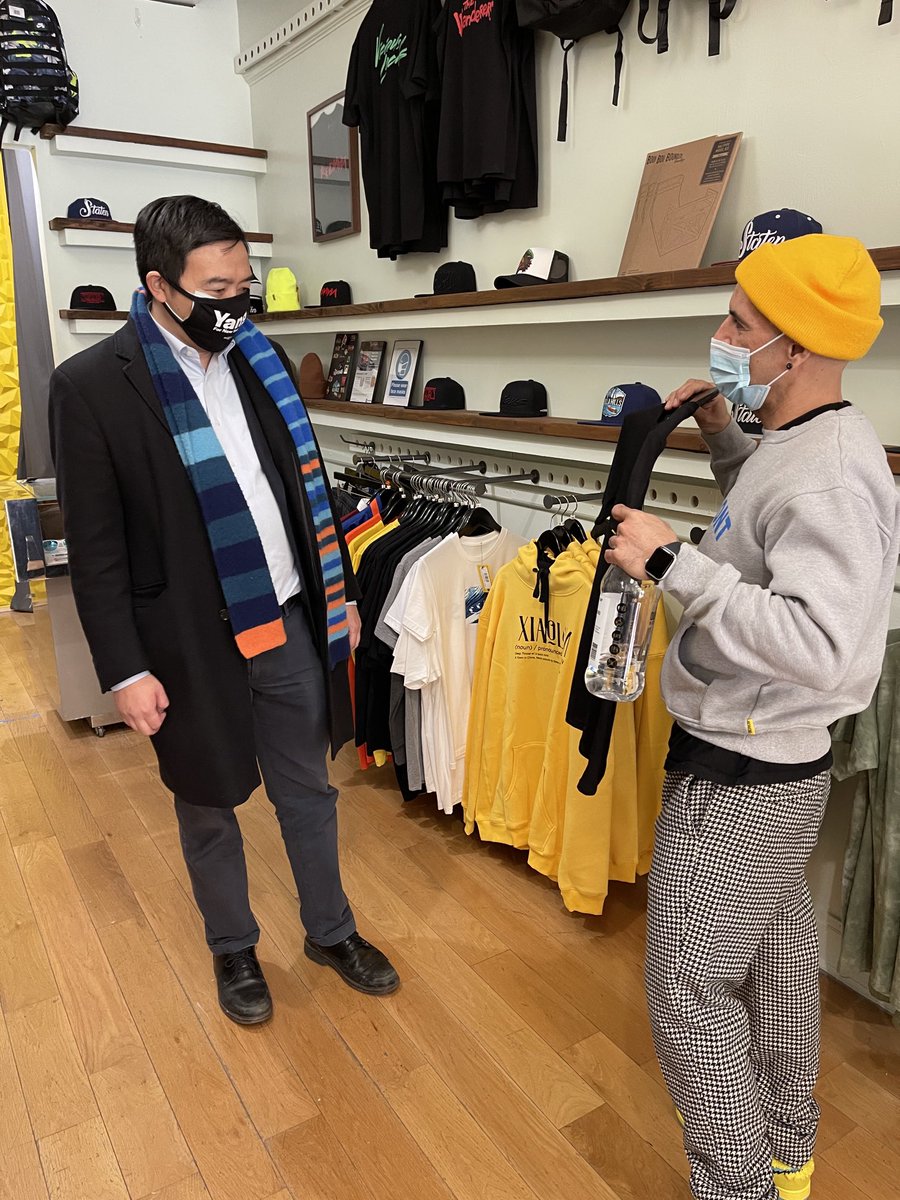 .⁦<a href="/AndrewYang/">Andrew Yang🧢⬆️🇺🇸</a>⁩ finishing his 5 day 5 Borough small business tour on Staten Island at ⁦<a href="/richmondhood/">Richmond Hood Co.</a>⁩