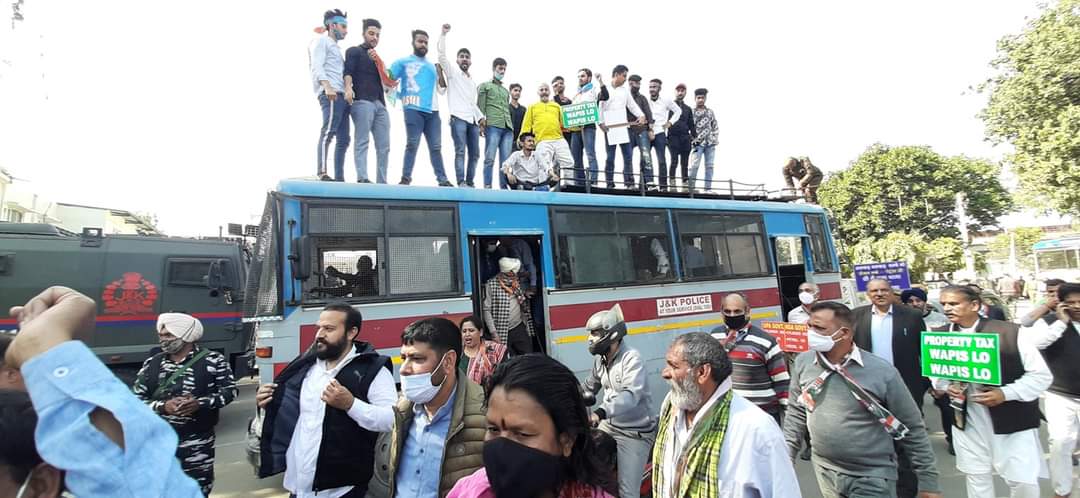 sunnynsuijk's tweet photo. Jammu and Kashmir Pradesh Congress Committee Prez @GAMIR_INC @RamanBhallaOff1 @YogeshSawhney2 along with congress frontal wings and members protested against #Diesel and #Petrol price hike , roll back Property Tax  @Neerajkundan @RahulGandhi @rajanipatil_in @INCJammuKashmir @nsui https://t.co/QCAfakz0Au
