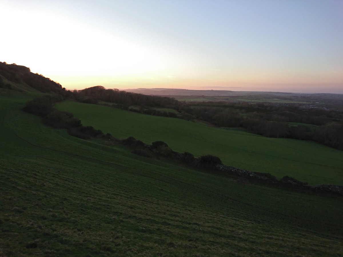 shanklinholiday's tweet photo. Sunset over the island from Appuldurcombe Down 🌄
#wroxall #appuldurcombe #isleofwight #countryside #nature #ukrunning #footpaths #sunset #picoftheday #instapic https://t.co/ZqVNp8UarJ