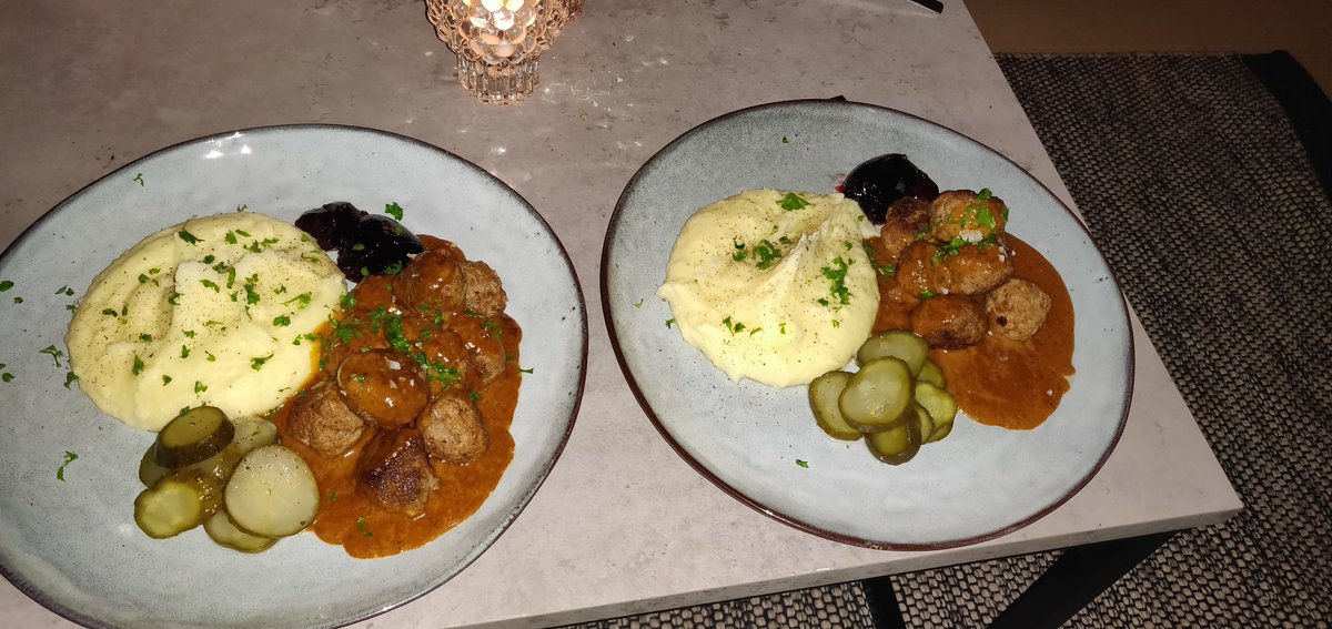 Not that pretty but the gf said she wanted homemade meatballs and 🥔 purée. Who am I to deny her 🤤