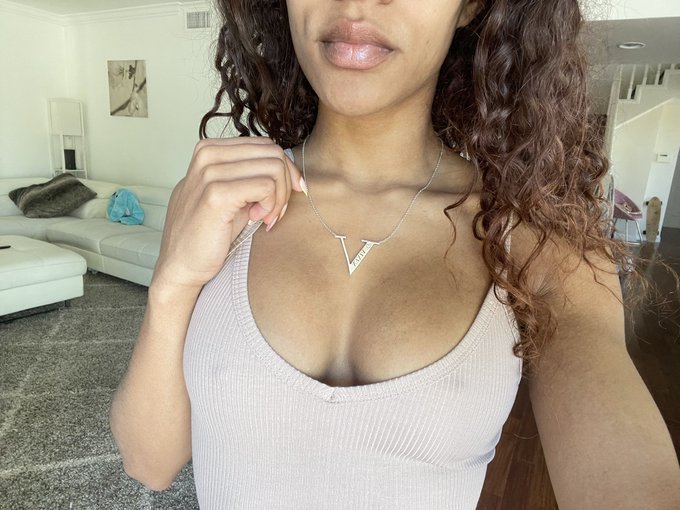 I was outside for 5 minutes...now I have an awkward tan https://t.co/vkUKIW06WD