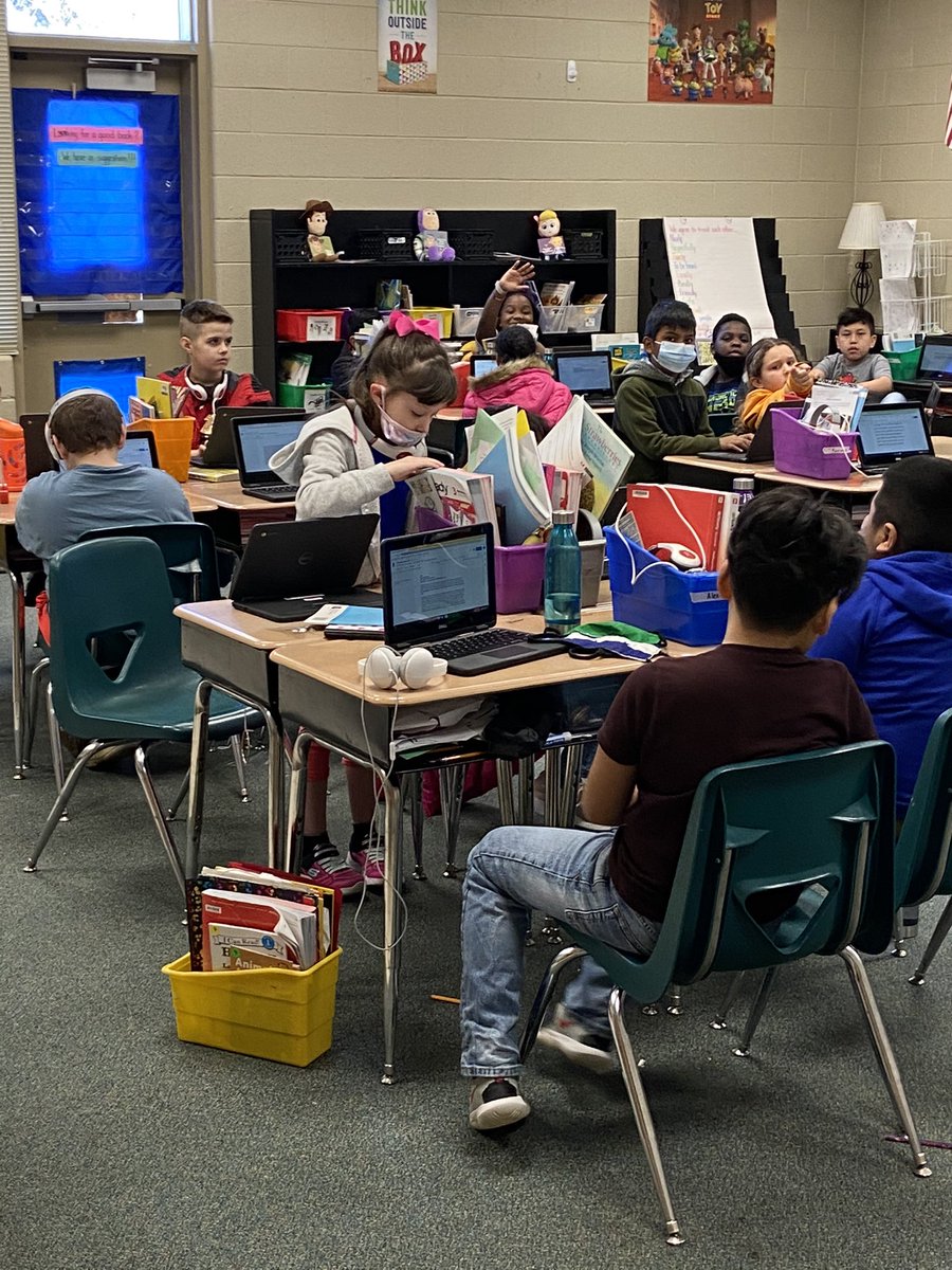 ccsbladeproject's tweet photo. Students in Mrs. Franklin’s third grade class at @BlytheBower are using their new 2-in-1 Chromebooks and @googledocs to receive collaborative feedback and publish their writing. https://t.co/y3fHEpHvpD