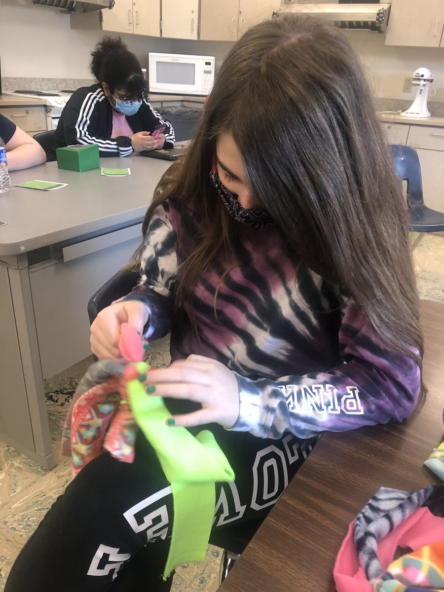 SHSMakers's tweet photo. Fun Friday! Making dog toys! Thanks @SMS_mediacenter for sharing your ideas! https://t.co/k17wXub77H