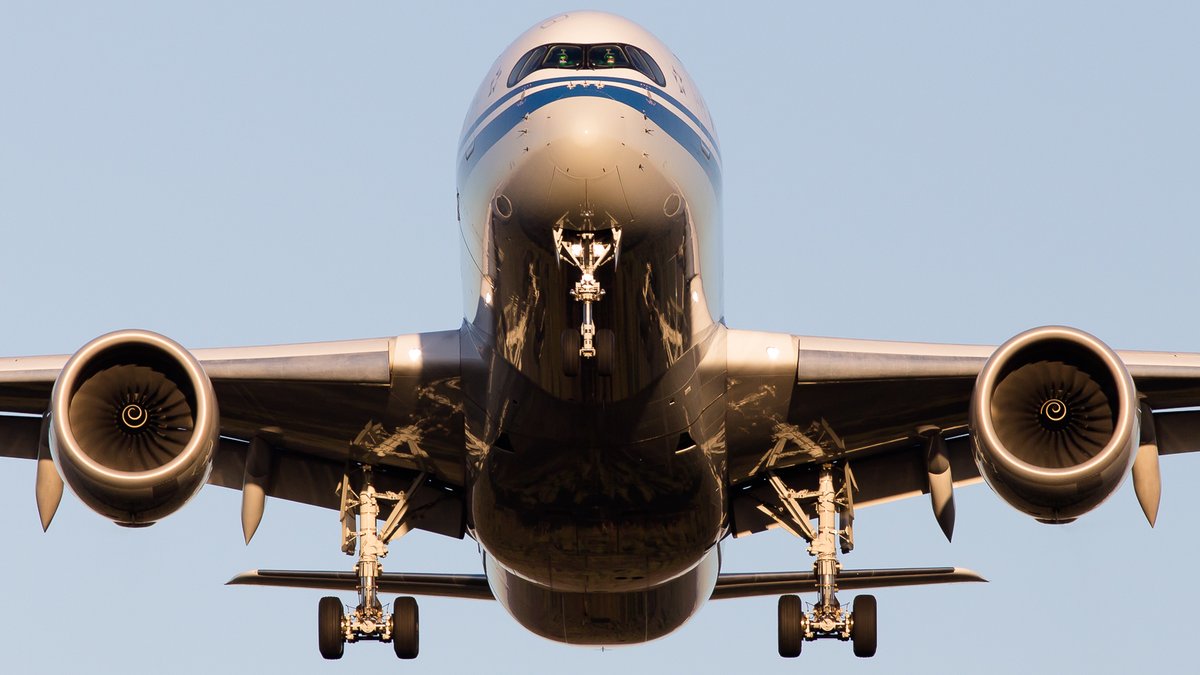 RobertLN_'s tweet image. Air China A350 landing head on with some wonderful sunset light at @Airport_FRA a few days ago. I love how the landing gear is reflected off the fuselage :D #AvGeek #FRA #A350 #Planespotting