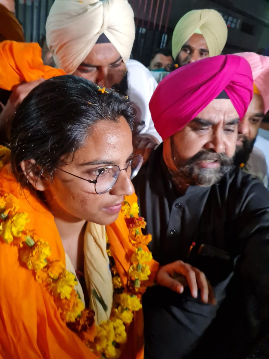 gurjindernatt96's tweet photo. जेल से बाहर आते ही किसानों ने फूल मालाओं से कुछ इस तरह किया पत्रकार #नवदीप का स्वागत❤️
#novdeepkaur https://t.co/E61qH6VdFN