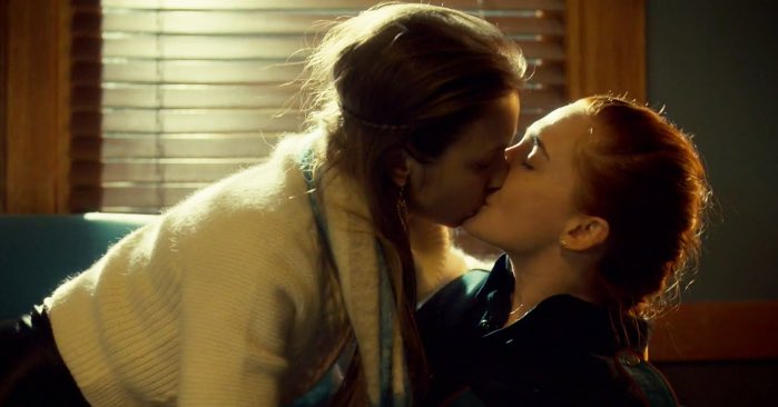 tarashaught's tweet image. DID NICOLE HAUGHT ACTIVELY FIND THE COUCH WHERE SHE AND WAVERLY HAD THEIR FIRST KISS TO DO HER OWN PROPOSAL?? #WynonnaEarp #WayHaught