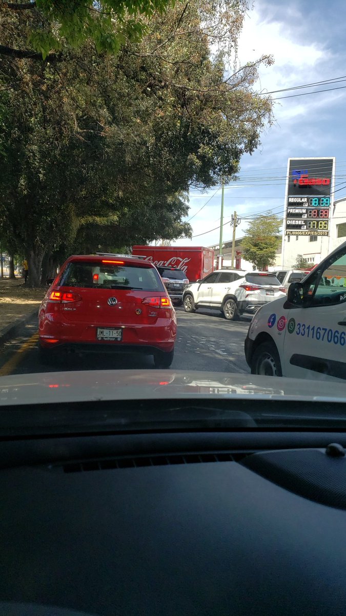 lbvalenzuela's tweet photo. @Trafico_ZMG camión @CocaColaMx parado en Patria esquina Volcán Jorullo https://t.co/J7w1pjfG2Z