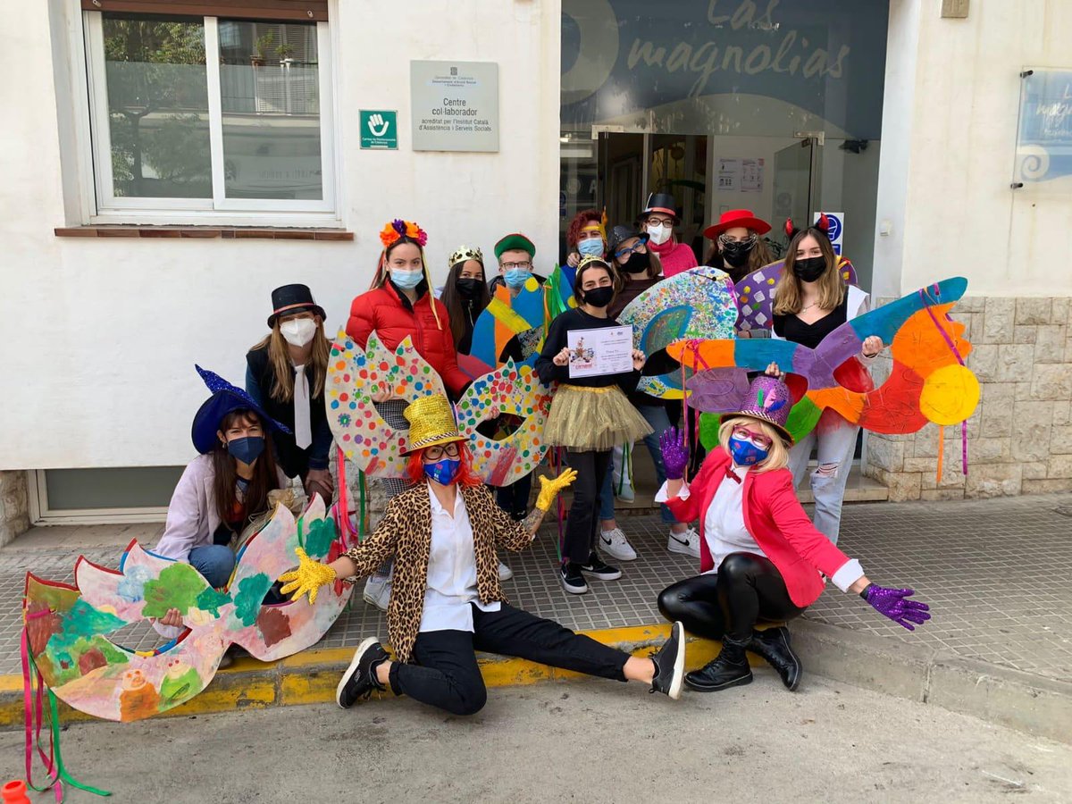 lecodesitges's tweet image. La Comissió del @SitgesCarnaval premia la @RMagnolias per la decoració de la seva façana durant el #CarnavalSitges21.
Us ho expliquem al web, on podeu seguir l'actualitat de #Sitges i #SPRibes:
▶️ lecodesitges.cat/las-magnolias-…
