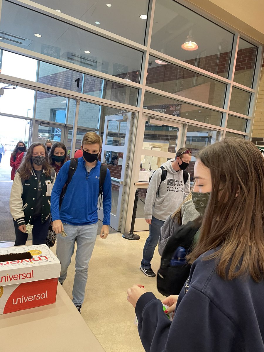 NhsSlac's tweet photo. HAPPY JEAN DAY!👖💵 thank you to our awesome members for working this morning! &amp; a thank you to everyone who wore your jeans to help support SLAC! https://t.co/y1r3PsynY6