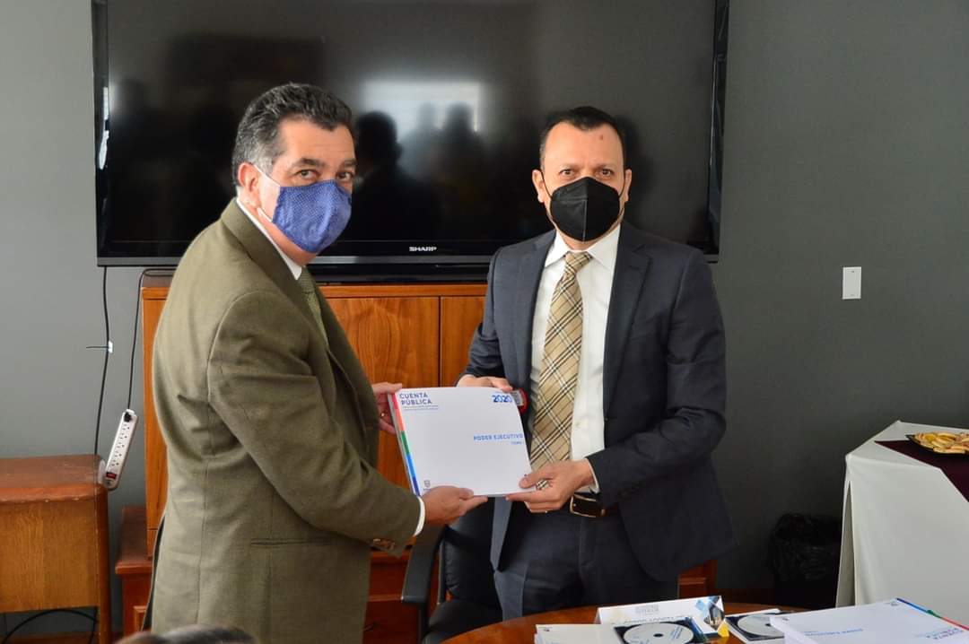 SHGobChih's tweet photo. El Secretario de Hacienda, Arturo Fuentes Vélez, hizo entrega formal al titular de la @AuditoriaChih (ASE),
 Héctor Alberto Acosta Félix, de la Cuenta Pública de Gobierno del Estado, del ejercicio fiscal 2020. https://t.co/c3aQT3HYtg