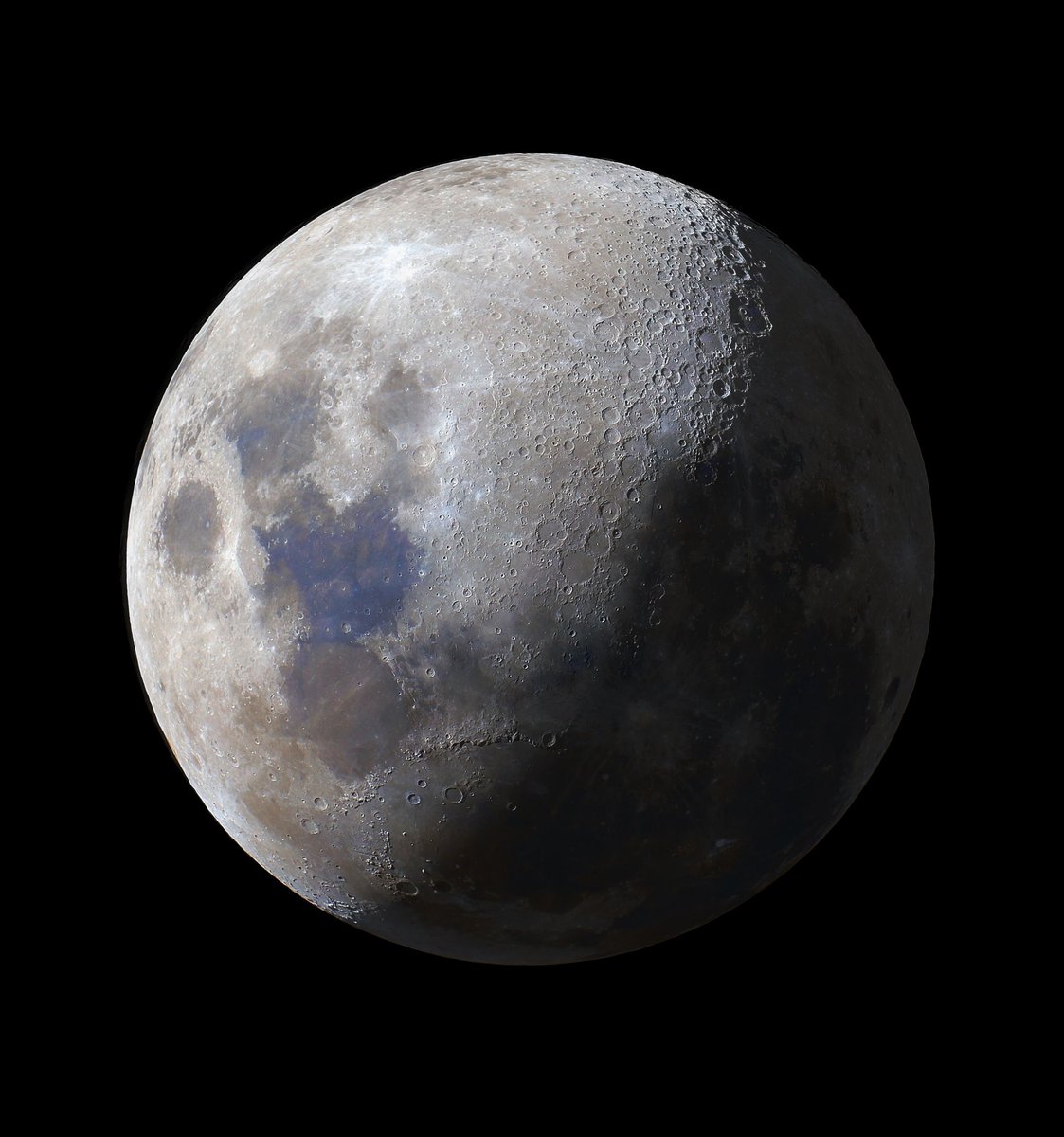 charlydn's tweet image. La luna tiene su magia.