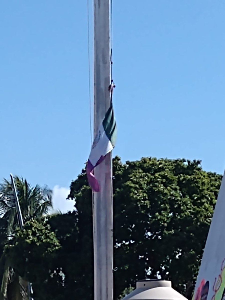 abrahampinto's tweet photo. Esto ya es pasarse totalmente. Desacato o falta de respeto a los símbolos patrios se castigarán, según su gravedad y la condición del infractor, con multa hasta por el equivalente a 250 veces el salario mínimo, o con arresto hasta por 36 horas @CarlosJoaquin  @gusmirandag https://t.co/RK7TAeKoM6
