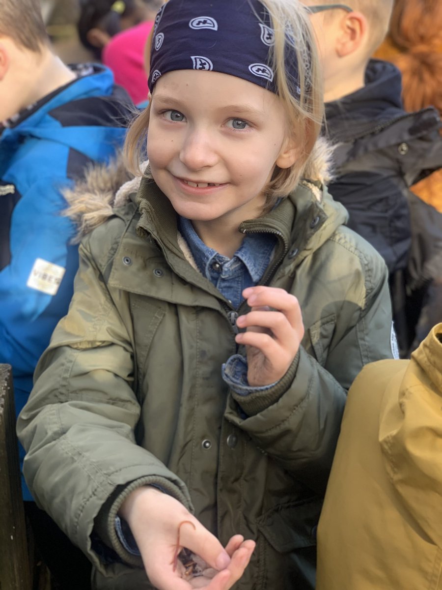 StCharlesGla's tweet photo. Andrea took the children over to see the #WonderfulWorms in the #CompostBin in the @childrens_wood Community Garden. The children were very impressed to see the worms working hard and learned the difference between #CompostingWorms and #Earthworms. #Biodiversity #OutdoorLearning https://t.co/TQSSciZ2ca