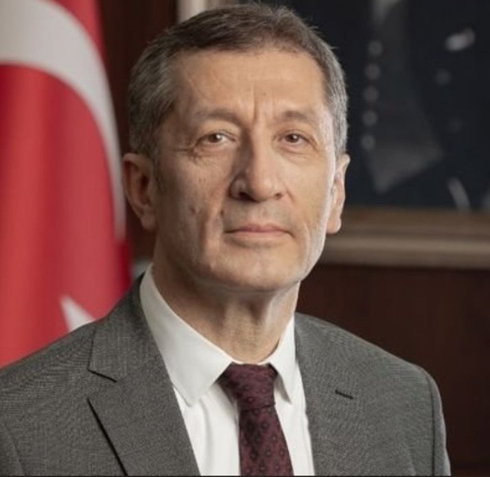 Bu adam kendisi ve kızı da biliyorlar berbat bir eğitim sisteminin içinde olduğumuzu bu yüzden kızını kendi Bakan olduğu yerde okutmuyor #WHOSaveTurkishStudents