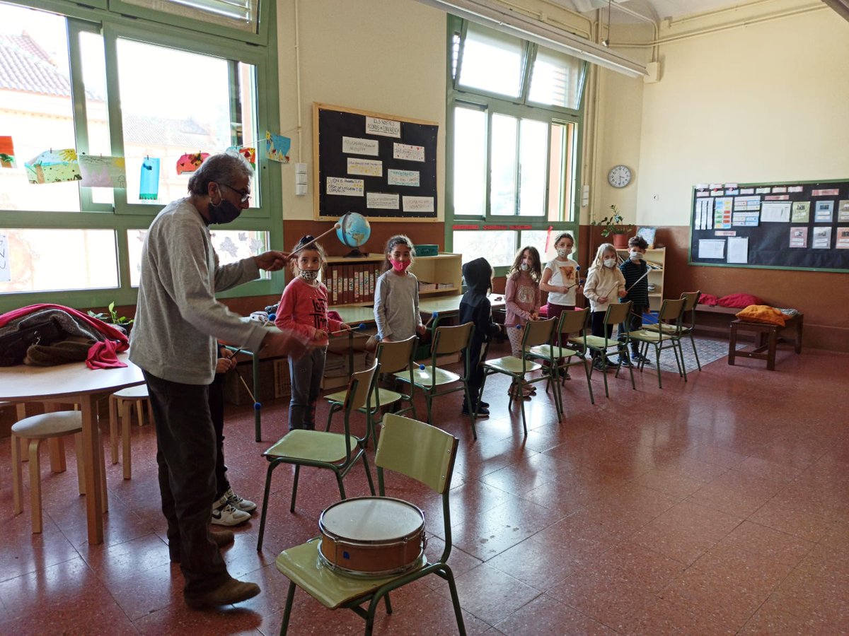 EscolaPereVila's tweet photo. Avui la classe de "Les exploradores i els exploradors" de 3rC hem tornat a gaudir d'una tarda de divendres artística. Hem acabat la setmana amb percussió! #projectemusical @Xamfra_Centre @Bcn_CiutatVella @EscolaPereVila https://t.co/cFXGxmFlHm